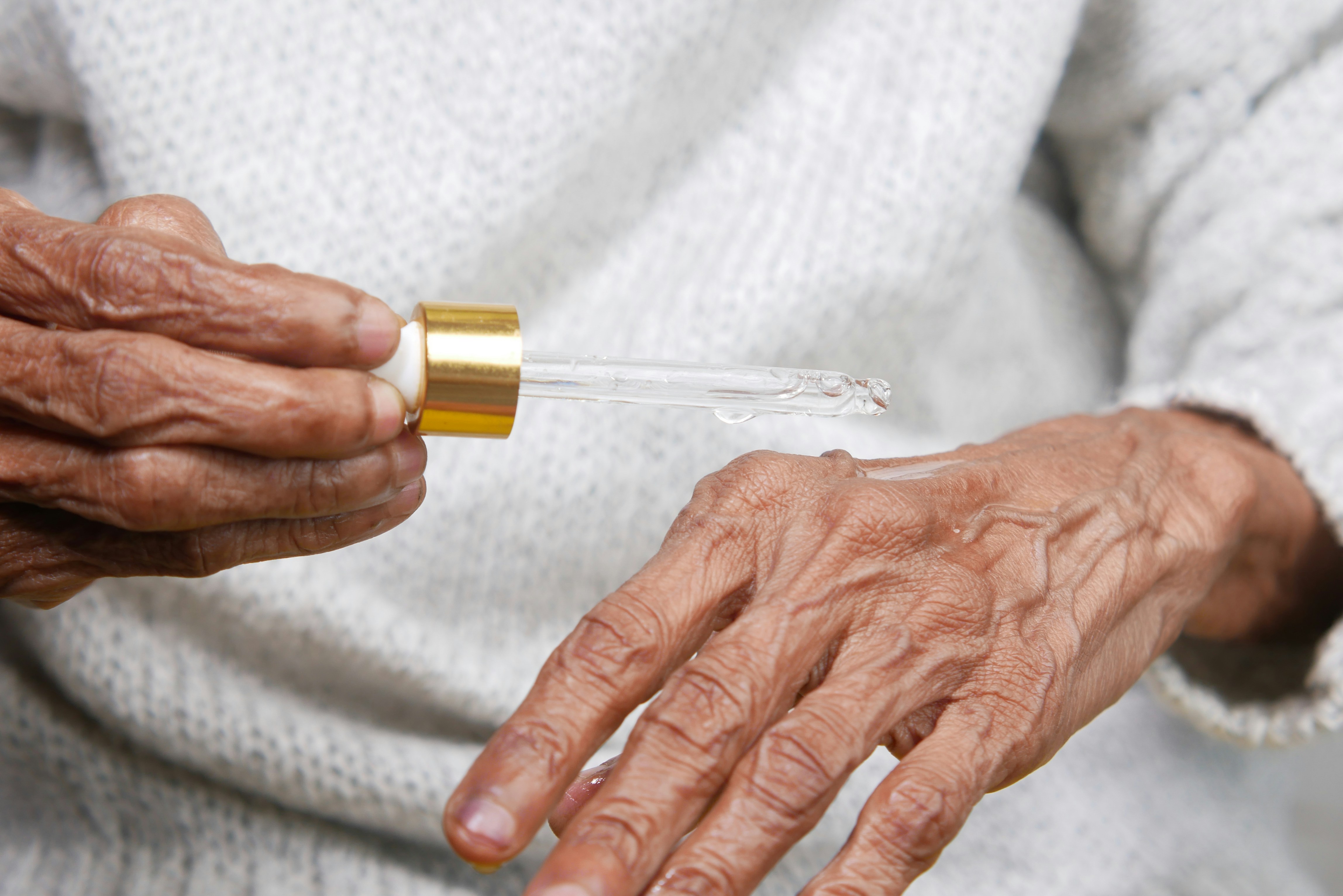 Essential oils helping older adults with emotional balance